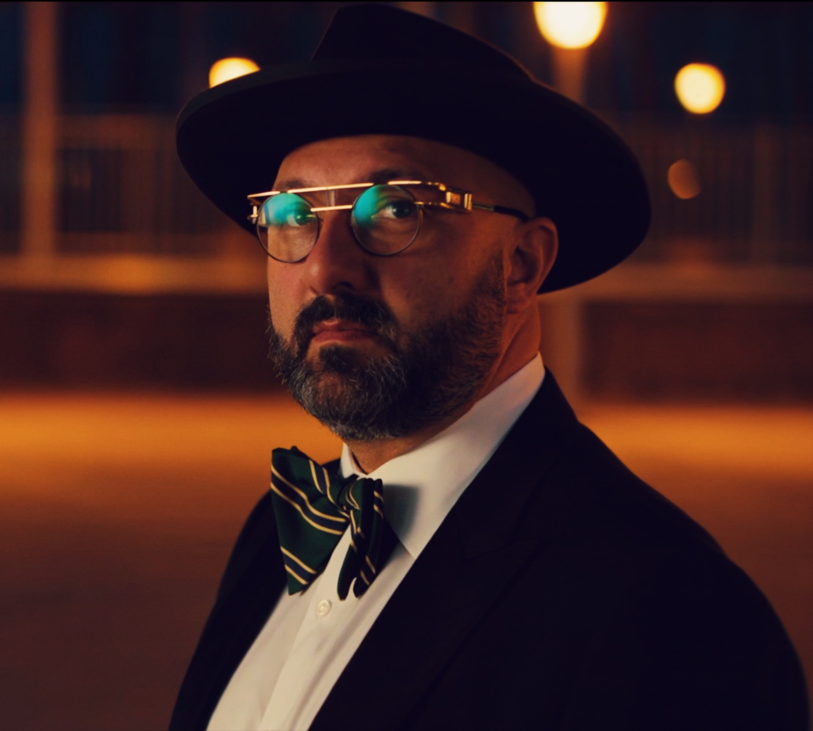 Ritratto di Corky in smoking e cappello